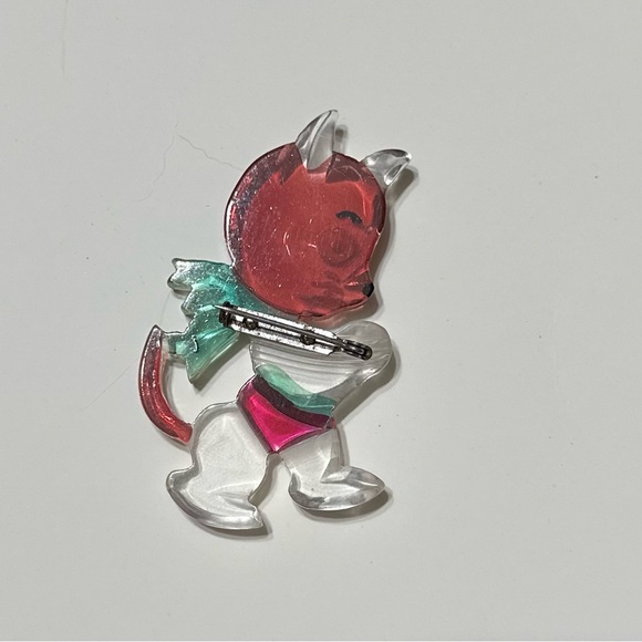Whimsical lucite cat pin - Picture 5 of 5